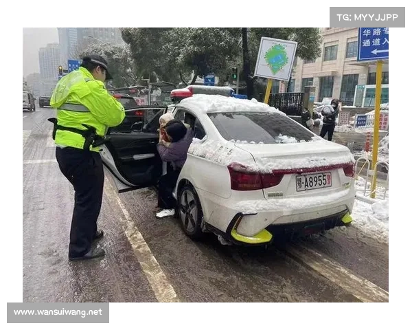 交警被“吸引”了!18岁小伙改装“警车”上路,警灯、喷绘齐全 交警被“吸引”了!18岁小伙改装“警车”上路,警灯、喷绘齐全